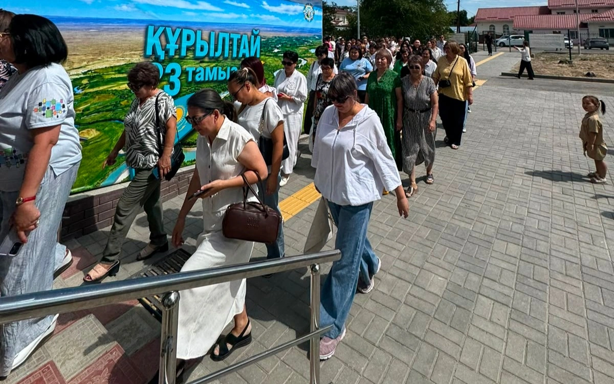 Жетісулықтар сайлау учаскелеріне топтасып келіп дауыс беріп жатыр 