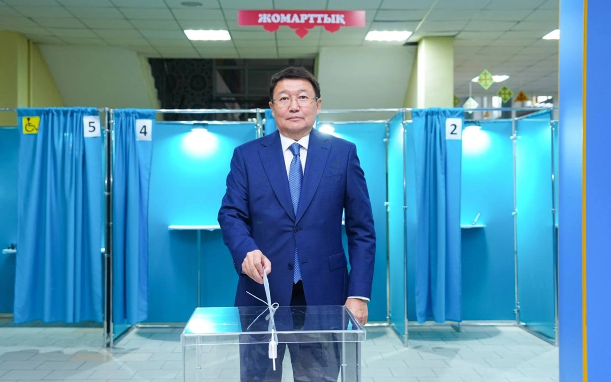дауыс берді