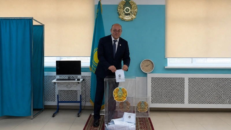 Председатель ОСДП Асхат Рахимжанов проголосовал на выборах в Курултай