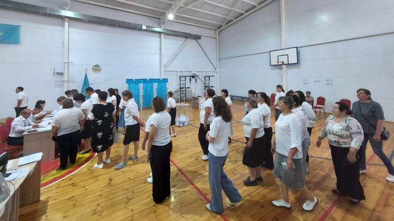 Поток продолжается: за несколько часов до закрытия участков казахстанцы продолжают идти на выборы