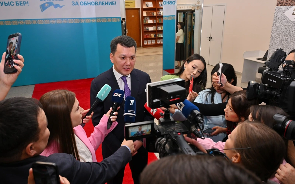 Ерлан Карин проголосовал на выборах в Курултай
