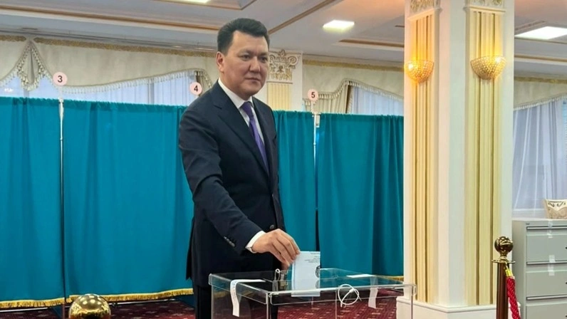 Erlan Karin casts his vote in Qurultay elections