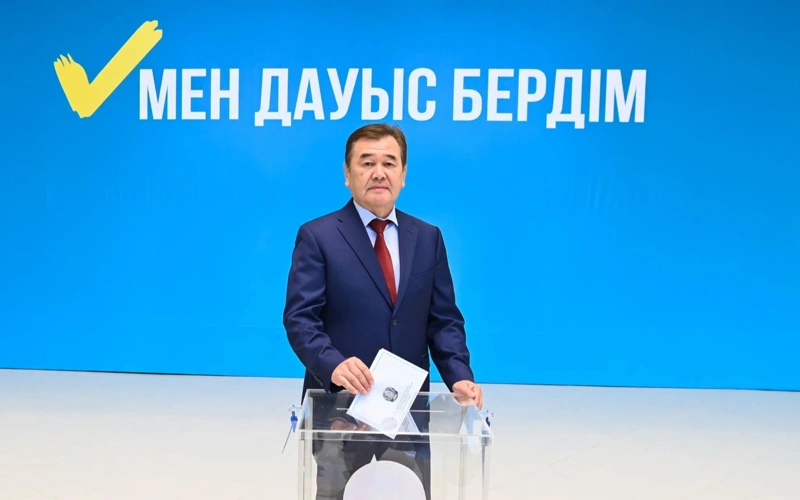 Қызылорда облысының әкімі Мұрат Ергешбаев Құрылтай сайлауында дауыс берді