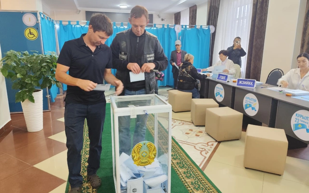 Байкеры устроили мотозаезд к избирательному участку в Кокшетау