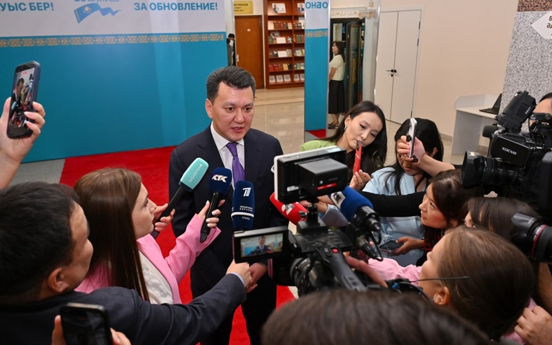 Erlan Karin casts vote in Qurultay elections