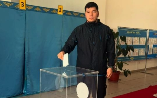 Жұлдыздар да сайлаудан тыс қалмады: Астанада танымал тұлғалар дауыс берді