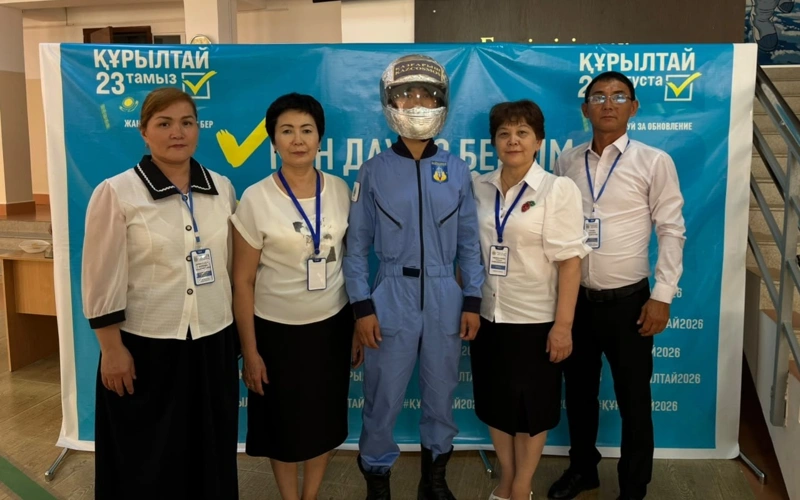Байқоңырда ғарышкер кейпінде киінген сайлаушы өз таңдауын жасады