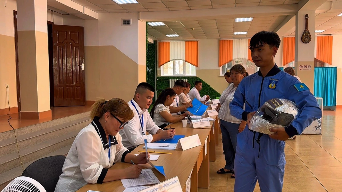 Байқоңырда ғарышкер кейпінде киінген сайлаушы өз таңдауын жасады
