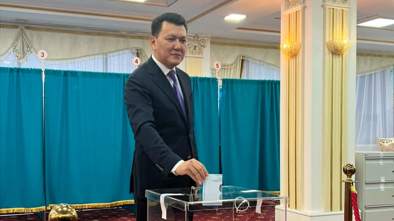 Ерлан Карин проголосовал на выборах в Курултай