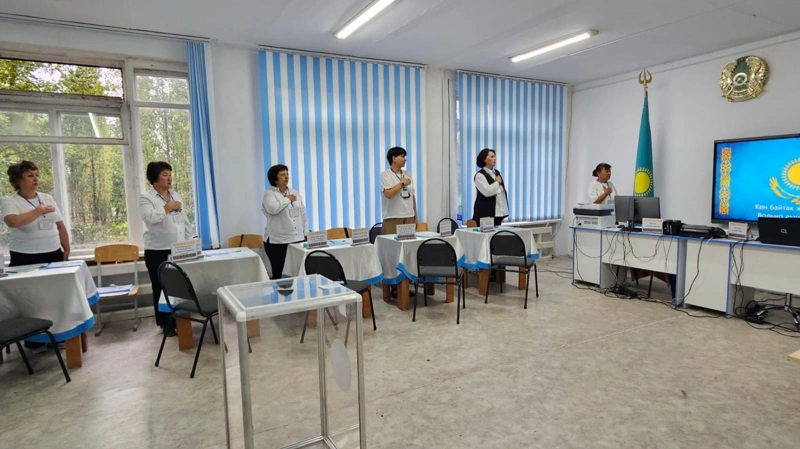 Первые избиратели — первые подарки: как началось голосование в Акмолинской области