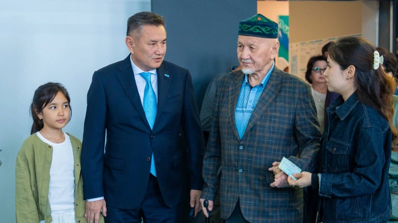 Аким ВКО проголосовал на выборах в Курултай вместе с семьей