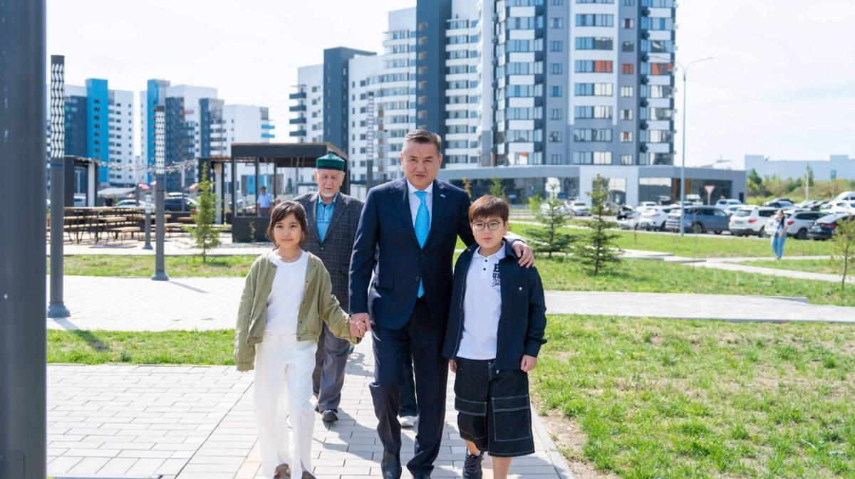 Аким ВКО проголосовал на выборах в Курултай вместе с семьей