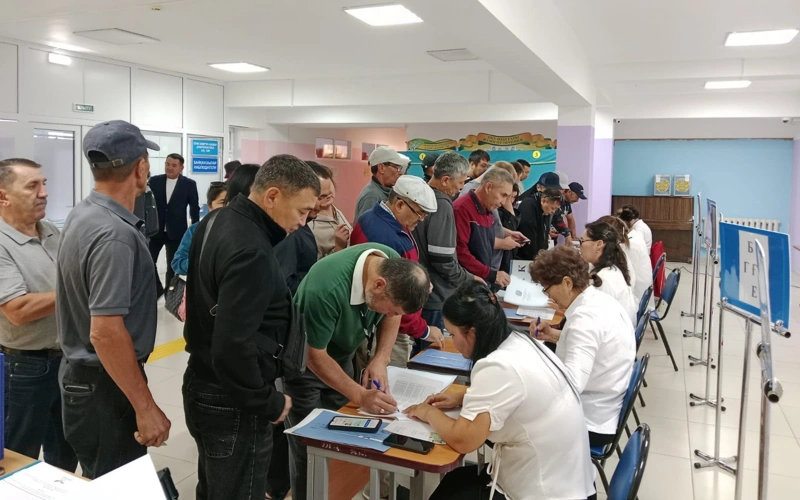 Құрылтайға тарихи сайлау: қазақстандықтар таң сәріден жаппай дауыс беруге келіп жатыр 