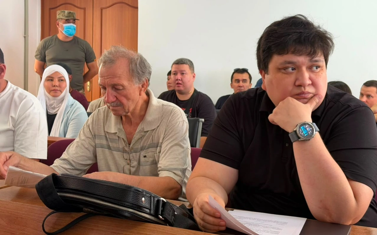 Отец Колесникова и адвокат потерпевшей стороны Талгат Есимов