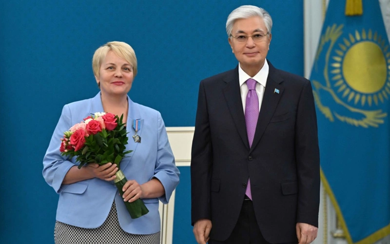 Токаев наградил педагогов победителей международных олимпиад