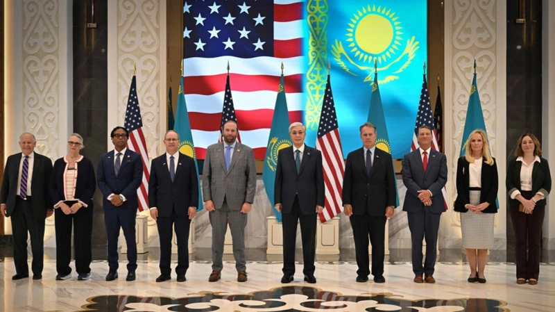 托卡耶夫会见美国国会议员代表团