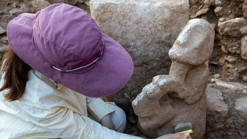 Türkiye unearths 11,000-year-old stone sculpture of human figure riding leopard