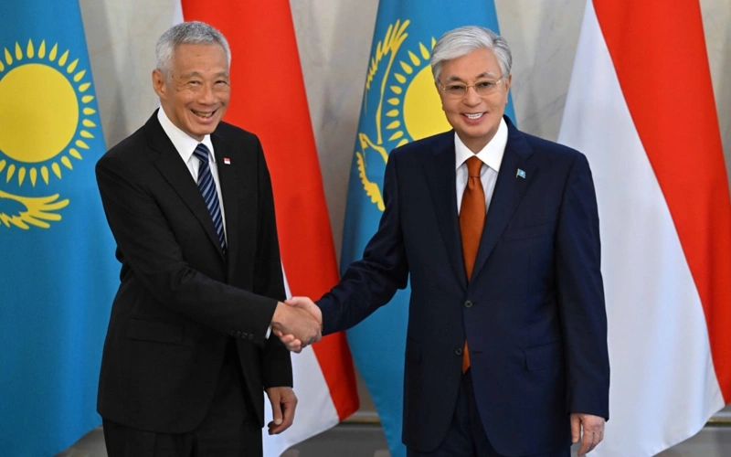 托卡耶夫会见新加坡国务资政李显龙