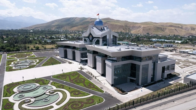 Kazakh ambassador delivers credentials to Kyrgyz President