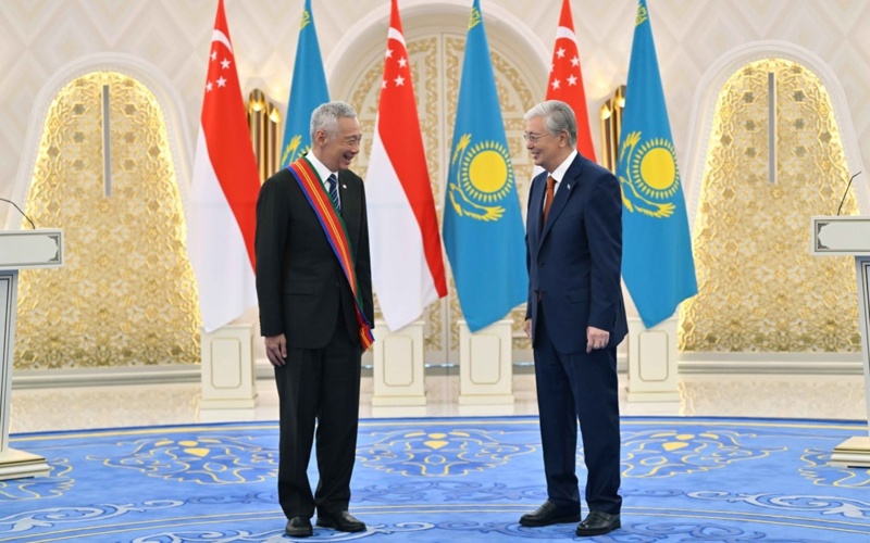 President Kassym-Jomart Tokayev presented Lee Hsien Loong with the Order of Dostyq (Friendship), First Class