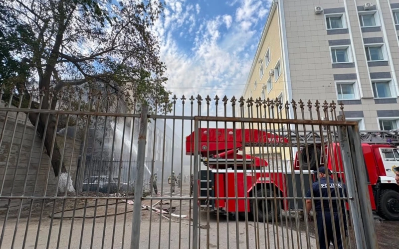 Два автомобиля и административное здание загорелись в Костанае