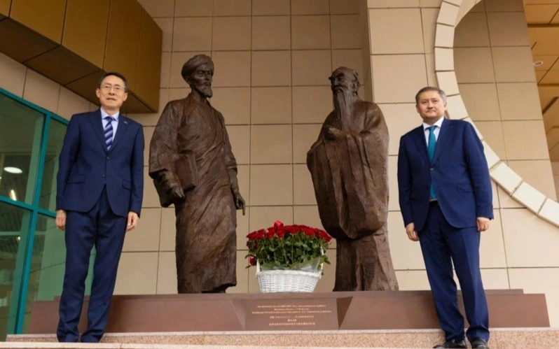 阿斯塔纳揭幕“阿尔法拉比与孔子：伟大思想家的对话”雕塑组合