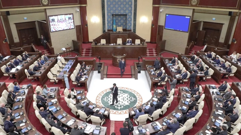 Құрылтайдың жаңа депутаттары ант беріп жатыр