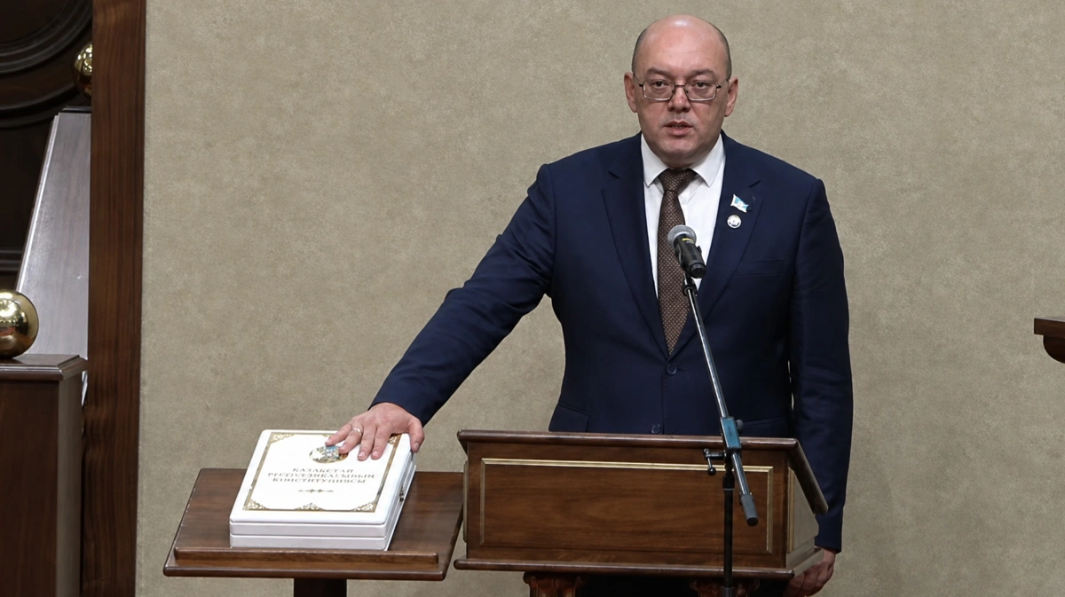 Асхат Нурмагамбетович Рахимжанов приносит присягу народу Казахстана