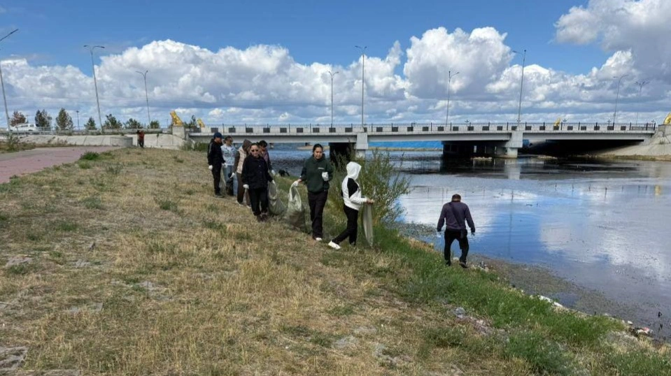 Более 36 тысяч казахстанцев вышли на уборку берегов водоемов