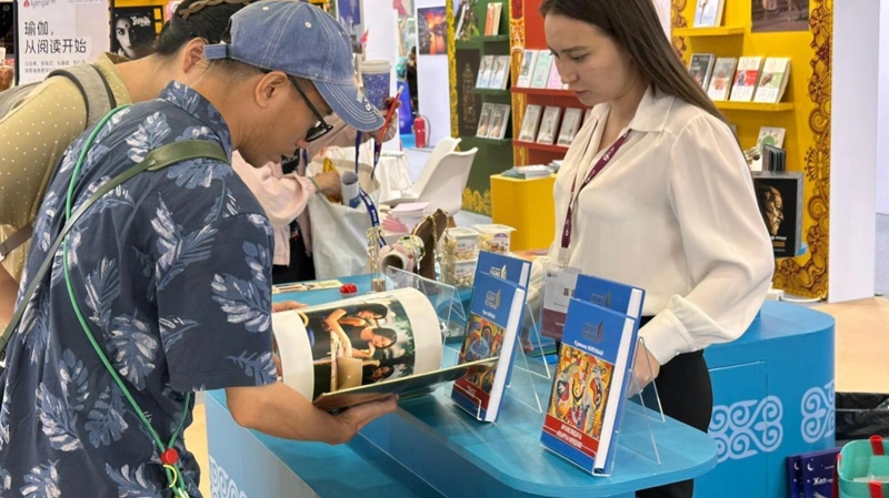 Современную литературу Казахстана представили на книжной выставке в Гуанчжоу