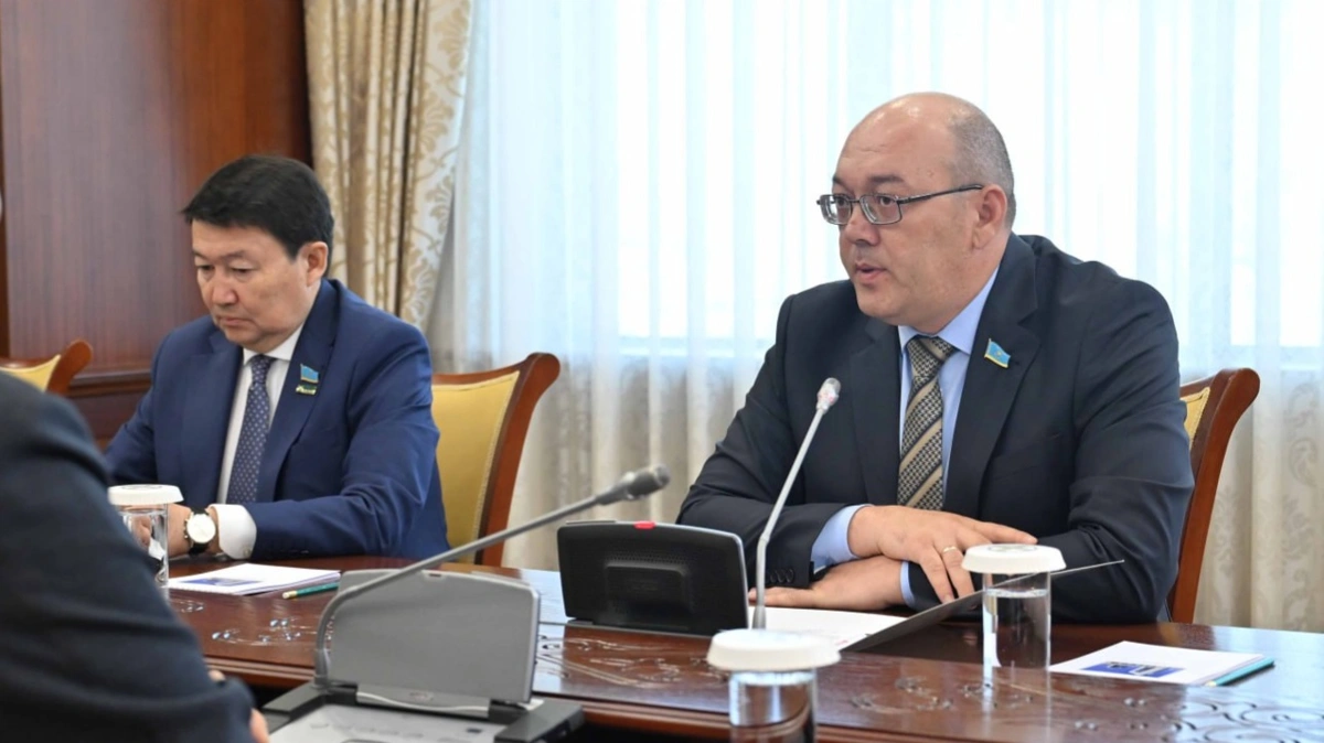 Касым-Жомарт Токаев встретился с руководителями фракций политических партий в Курултае