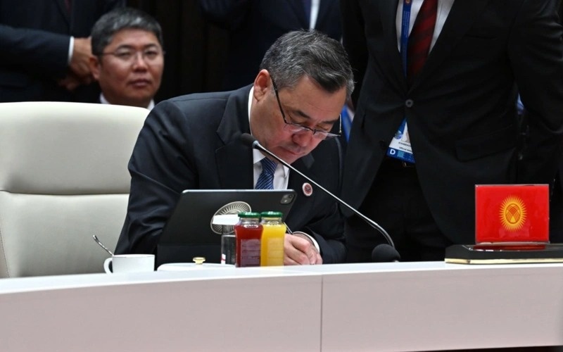 SCO heads of state sign series of documents at Bishkek meeting SCO heads of state sign series of documents at Bishkek meeting