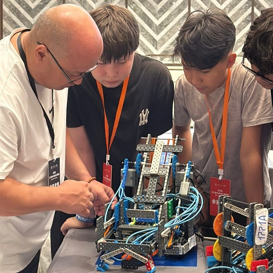 Қазақстандық оқушылар Шанхайдағы VEX Robotics турнирінде үш жүлдені жеңіп алды