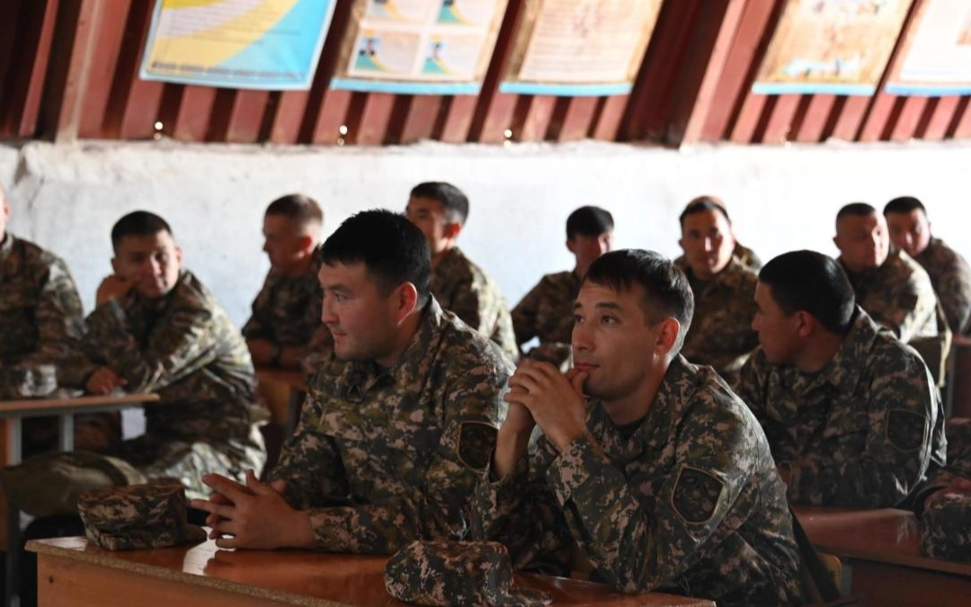 Военнообязанные совершенствуют навыки на суше и на море
