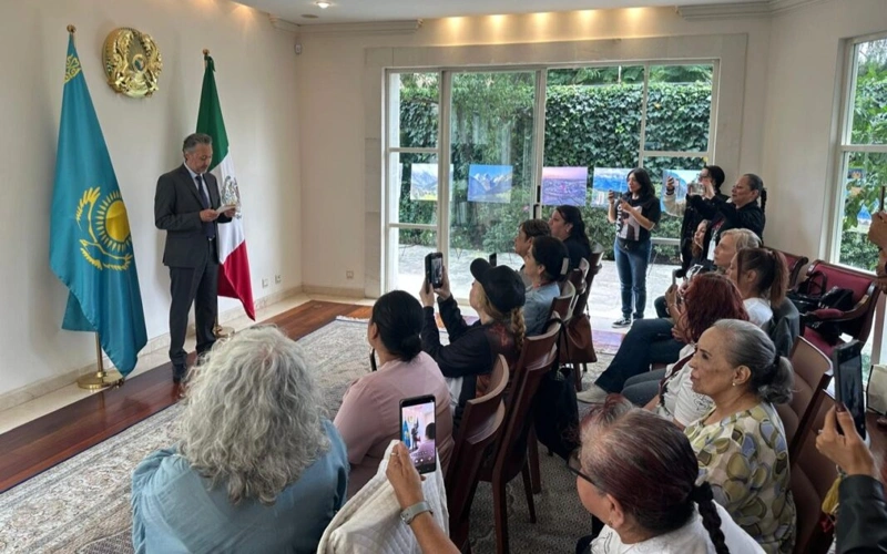 Dimash’s Mexican fans receive 60 books from Kazakhstan