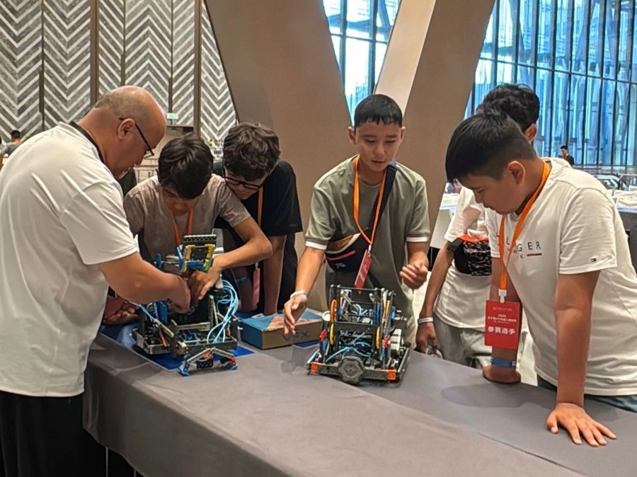 Қазақстандық оқушылар Шанхайдағы VEX Robotics турнирінде үш жүлдені жеңіп алды