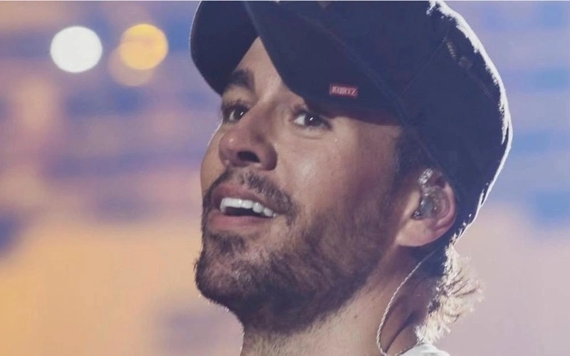 Enrique Iglesias lands in Kazakh capital