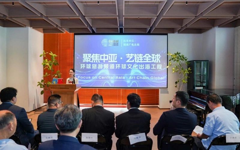 中国艺术家向哈萨克斯坦文化中心赠送艺术作品