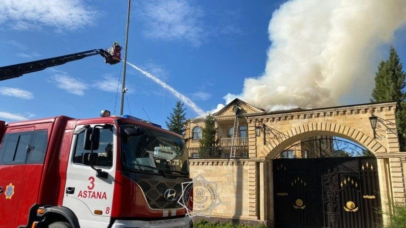Пожар в двухэтажном коттедже в Астане локализовали