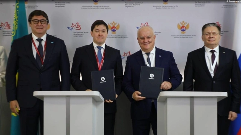 Владивосток қаласында өтіп жатқан XI Шығыс экономикалық форумы аясында Қазақстан Республикасында атом электр станциясын жобалау, жабдықтау және салу жөніндегі Келісімшартқа қол қойылды.  Құжатқа «Қазақстан атом электр станциялары» ЖШС мен «Росатом» мемлекеттік атом энергиясы корпорациясының еншілес кәсіпорны – «Атомстройэкспорт» АҚ арасында қол қойылды.  Келісімшартқа қол қою рәсімі Қазақстан Республикасы Атом энергиясы жөніндегі агенттігінің төрағасы Алмасадам Сәтқалиев пен «Росатом» мемлекеттік корпорациясының бас директоры Алексей Лихачёвтың қатысуымен өтті.  Келісімшартқа қол қою Қазақстандағы алғашқы АЭС құрылысы жобасының жаңа практикалық кезеңге өткенін білдіреді.  2026 жылғы 28 мамырдағы үкіметаралық келісімге сәйкес, тараптар белгіленген рәсімдерді, соның ішінде Қазақстан Республикасының Үкіметімен қажетті келісуді жүзеге асыруға кіріседі.  АЭС жобасын іске асыру ел үшін стратегиялық маңызға ие. Экономиканың, өнеркәсіптің, инфрақұрылымның, цифрландырудың және жасанды интеллектінің дамуына байланысты Қазақстанның сенімді әрі тұрақты электр энергиясына деген қажеттілігі кезең-кезеңімен арта түседі.  Атом энергетикасы алдағы онжылдықтар бойы тұрақты базалық электр энергиясын өндіруді қамтамасыз етуге мүмкіндік береді. Сонымен қатар жобаны іске асыру отандық өнеркәсіпті дамытуға, озық технологияларды енгізуге және жоғары білікті кадрларды даярлауға қосымша мүмкіндіктер береді.  АЭС құрылысы Қазақстанның энергетикалық қауіпсіздігі мен тәуелсіздігін нығайтуға, өнеркәсіптік және технологиялық әлеуетін дамытуға, кадрлық резерв қалыптастыруға және елдің технологиялық егемендігін нығайтуға бағытталған ұзақ мерзімді саясатының маңызды бөлігі болып табылады.  Алғашқы АЭС құрылысы жобасын іске асыру барысында жергілікті қамтуға – қазақстандық кәсіпорындарды, мамандарды, тауарларды, жұмыстар мен көрсетілетін қызметтерді барынша тартуға ерекше назар аударылады. Алғашқы АЭС құрылысы отандық өнеркәсіпті дамытуға, жаңа өндірістер мен технологияларды игеруге, сондай-ақ атом энергетикасын одан әрі дамыту үшін ұлттық құзыреттерді қалыптастыруға серпін беруге тиіс.  Жобаны іске асыру тұрақты экономикалық өсімнің ұзақ мерзімді негізін қалыптастырып, Қазақстанның заманауи атом саласын дамытудағы негізгі кезеңдердің біріне айналады.