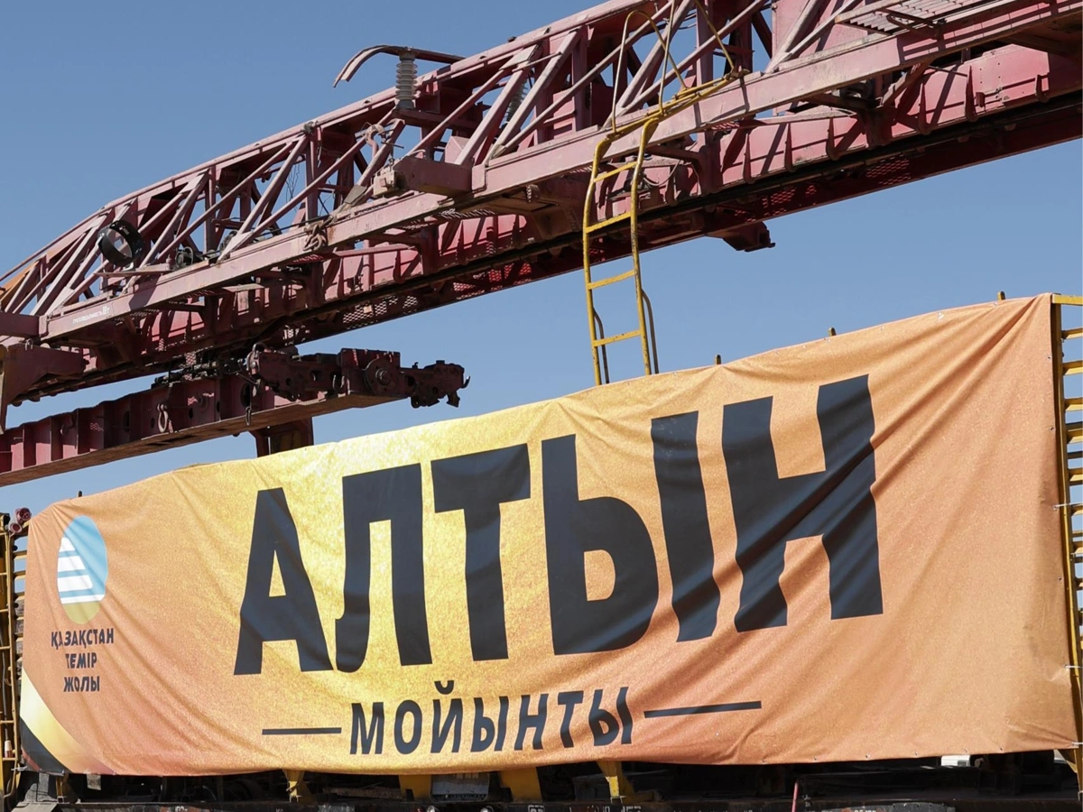 В Казахстане завершили стыковку путей на строящейся железнодорожной линии Мойынты &ndash; Кызылжар протяженностью 323,3 км. Ввести новую магистраль в эксплуатацию планируют до конца текущего года, передает агентство Kazinform со ссылкой на Министерство транспорта РК.