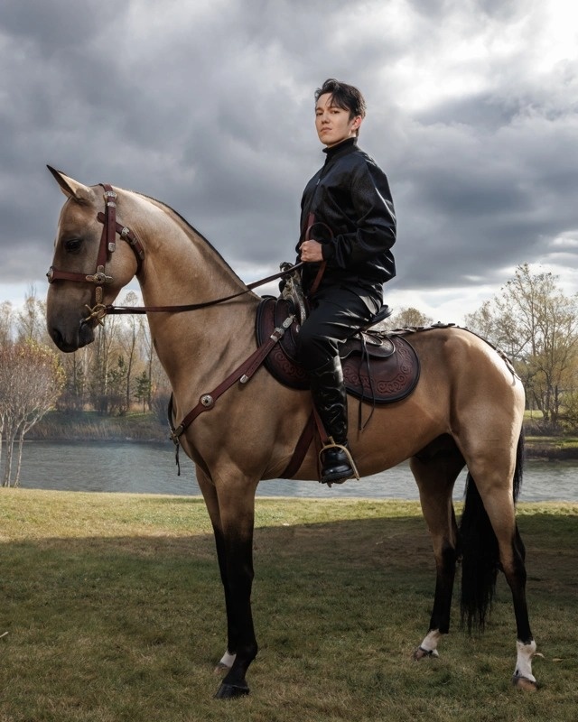 Dimash Qudaibergen shares unique photos with Kazakh Tazy dogs