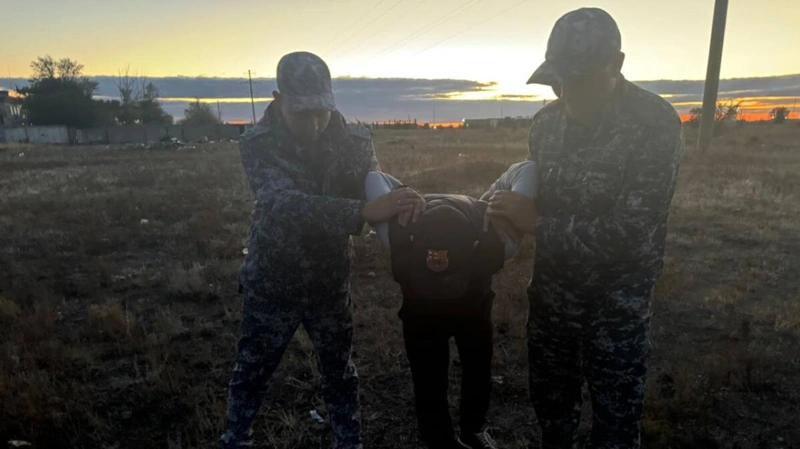 Жителя Семея задержали при попытке перебросить телефон в колонию