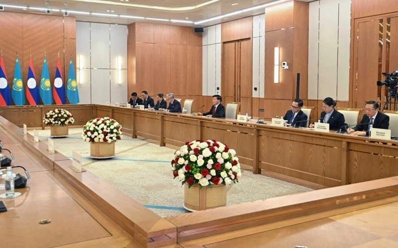 托卡耶夫与老挝国家主席通伦举行扩大范围会谈