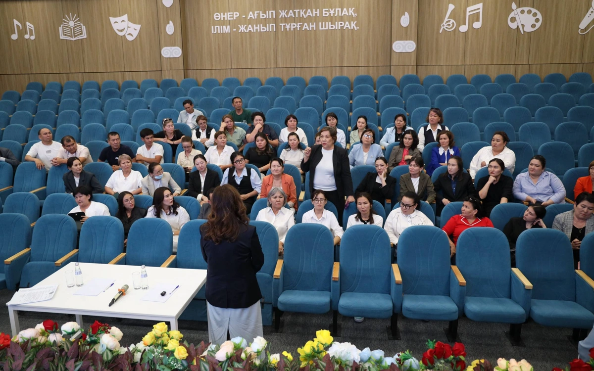  Абай ұлттық мектебі төңірегіндегі даудан кейін министр педагог және оқушылармен кездесті