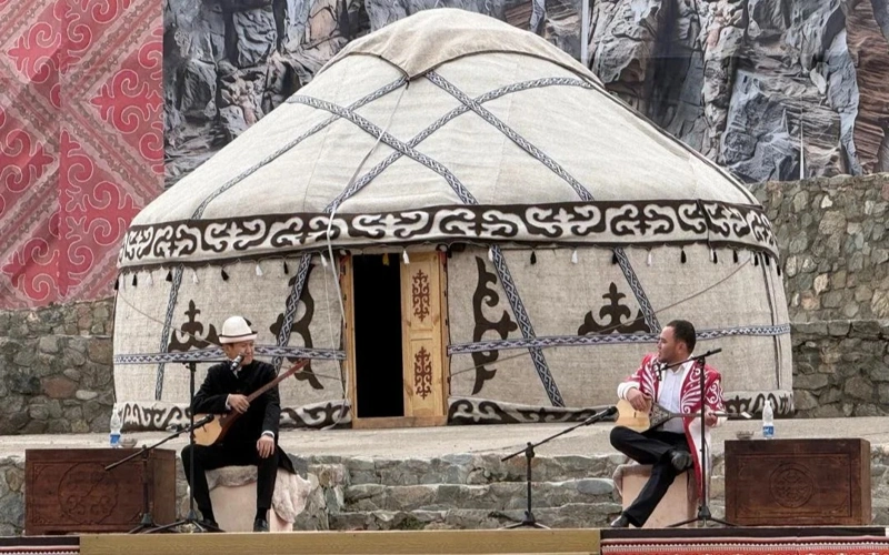 Kyrgyz and Kazakh poets celebrate unity at Nomad Games