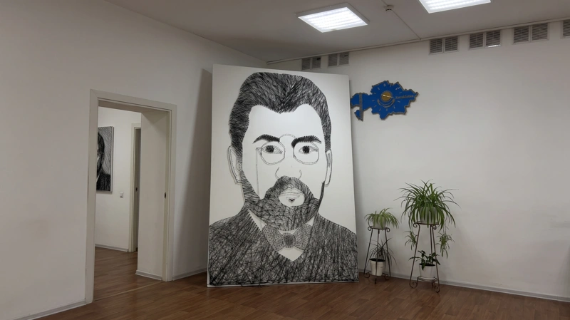 Портрет Ахмета Байтурсынова из пяти тысяч гвоздей и нитей создали в Астане 
