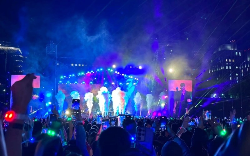 Enrique Iglesias lights up Almaty with spectacular concert
