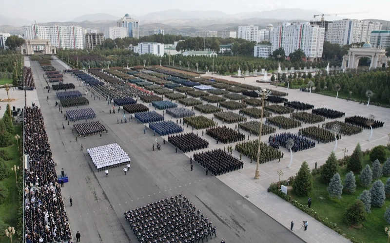 Военный парад в честь 35-летия независимости прошел в столице Таджикистана