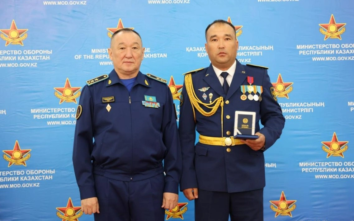 Тілсіз жаумен әуеден күрескендер: әскери ұшқыштарға награда берілді